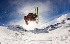 齐发国际在线娱乐-汉堡球员合同谈判陷入僵局，未来存疑，汉堡球队最近比赛